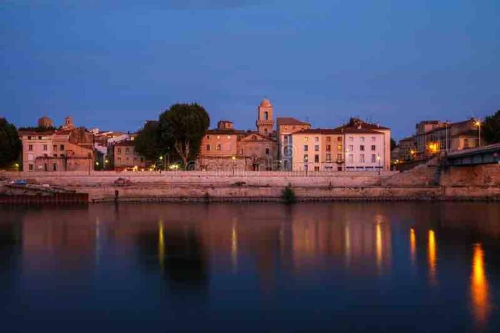 Appartement A Pied Du Centre Avec Place De Parking Arles Luaran gambar