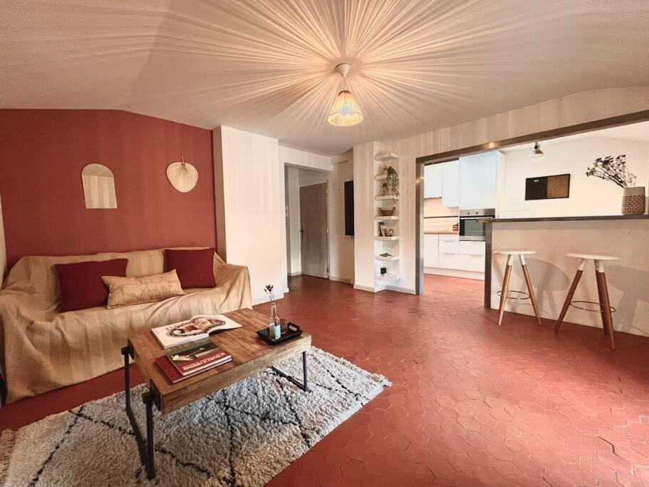 Appartement A Pied Du Centre Avec Place De Parking Arles Luaran gambar